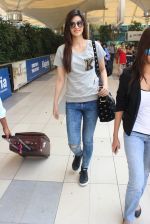 Kriti Sanon snapped at airport in Mumbai on 19th Feb 2016